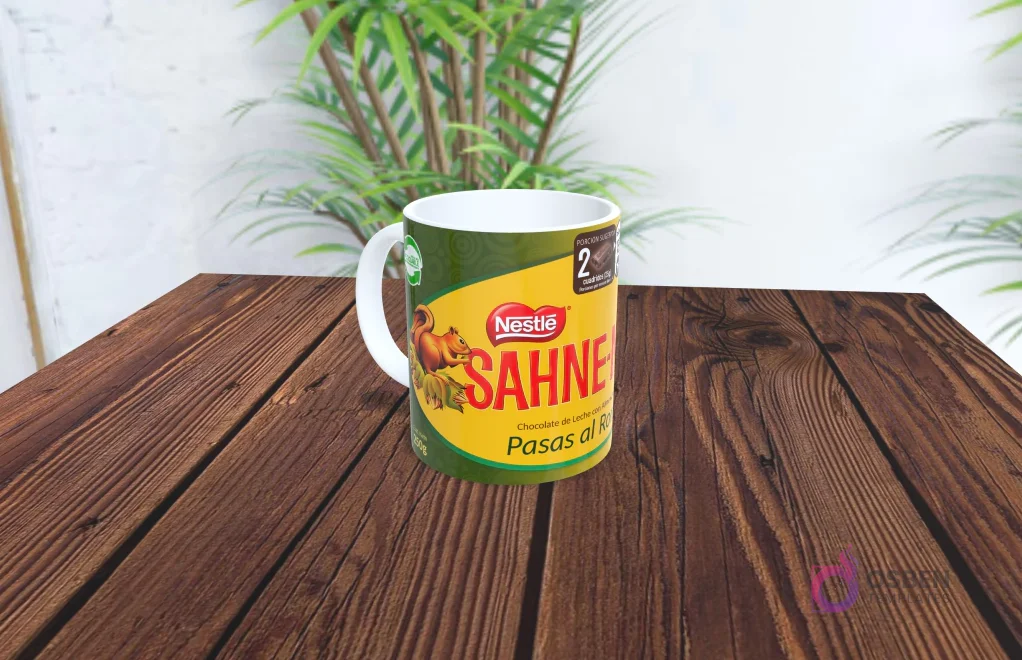 Taza de sublimación con diseño del chocolate Sahne Pasas al Ron de Nestlé, fondo verde y ardilla.