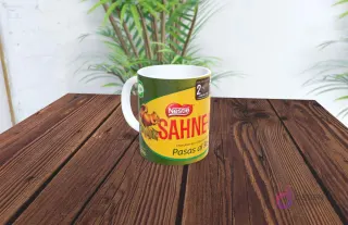 Taza de sublimación con diseño del chocolate Sahne Pasas al Ron de Nestlé, fondo verde y ardilla.