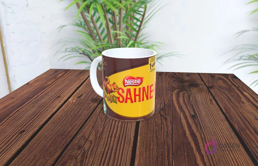 Taza de sublimación con diseño del chocolate Sahne Chocolate de Leche de Nestlé, fondo café y ardilla.