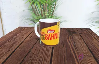 Taza de sublimación con diseño del chocolate Sahne Chocolate de Leche de Nestlé, fondo café y ardilla.