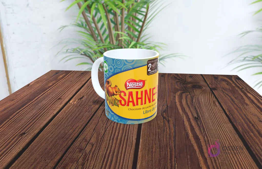 Taza de sublimación con diseño del chocolate Sahne Libre de Azúcar de Nestlé, fondo azul geométrico y ardilla.