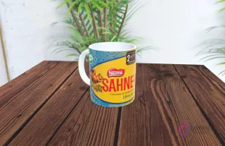 Taza de sublimación con diseño del chocolate Sahne Libre de Azúcar de Nestlé, fondo azul geométrico y ardilla.