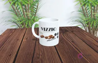 Taza de sublimación con diseño de Vizzio Almendras de Costa, con líneas blancas y textura de almendras.
