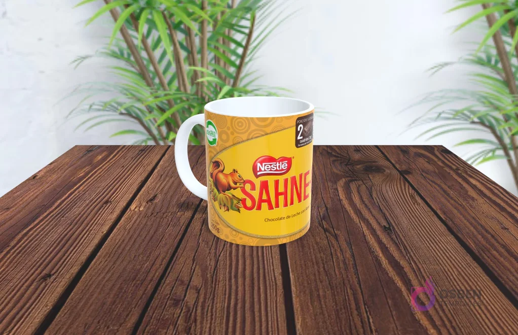 Taza de sublimación con diseño del chocolate Sahne de Nestlé, con un patrón geométrico en tonos café y dorado.