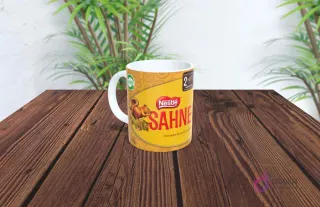 Taza de sublimación con diseño del chocolate Sahne de Nestlé, con un patrón geométrico en tonos café y dorado.