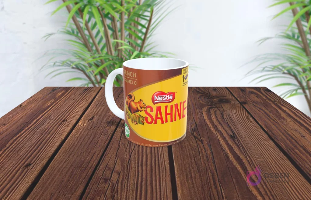 Taza de sublimación con diseño del chocolate Sahne Caramelo de Nestlé, fondo café y ardilla.