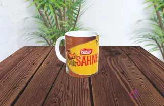 Taza de sublimación con diseño del chocolate Sahne Caramelo de Nestlé, fondo café y ardilla.