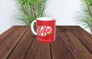 Taza de sublimación con diseño del chocolate Kit Kat de Nestlé, color rojo vibrante y barra de chocolate.