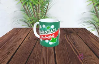 Taza de sublimación con diseño de Mentitas Ambrosoli, color verde, burbujas blancas y hojas de menta.