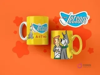Taza de sublimación amarilla con diseño de Los Supersónicos, mostrando a Astro y la familia