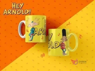 Par de tazas amarillas de sublimación con diseños de Hey Arnold!, mostrando a Arnold y Gerald