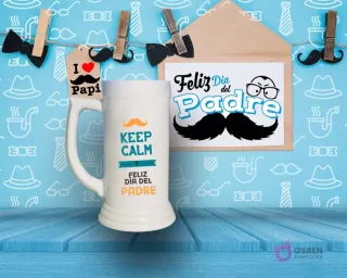 Shoperos blanco con diseño de sublimación 'KEEP CALM FELIZ DÍA DEL PADRE' en azul y naranja con un bigote, sobre fondo azul de patrones y tabla de madera.