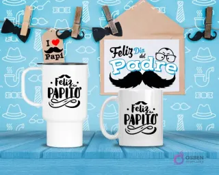 Taza de viaje y taza estándar blancas con diseño 'Feliz Papito' en negro con bigote y adornos, sobre fondo azul con patrón del Día del Padre.