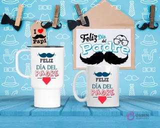 Taza de viaje y taza estándar blancas con diseño 'Feliz Día del Padre' con bigote y corazón, sobre fondo azul de patrones y madera.