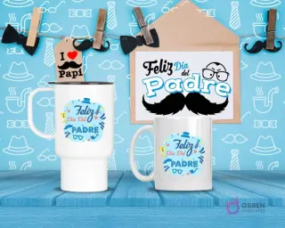 Taza de viaje y taza estándar blancas con diseño circular 'Feliz Día del Padre' con pequeños íconos, sobre fondo azul con accesorios masculinos.