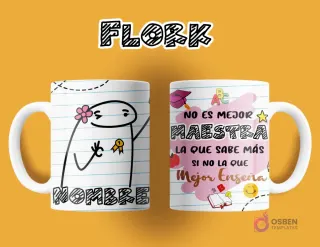 Taza de sublimación Flork para maestra. Anverso muestra Flork con flor en la cabeza y medalla, espacio para nombre. Reverso: 'NO ES MEJOR MAESTRA LA QUE SABE MÁS SI NO LA QUE Mejor Enseña', con adornos escolares.