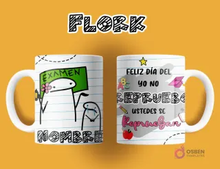Taza de sublimación Flork para maestra. Anverso: Flork con flor y pizarra 'EXAMEN' con Flork llorando. Reverso: 'FELIZ DÍA DEL YO NO REPRUEBO USTEDES SE REPRUEBAN', con gráficos de escuela.