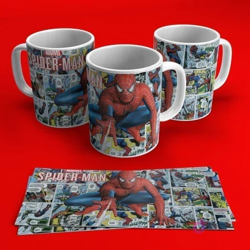 Tres tazas de cerámica blancas con diseño de Spider-Man en pose de ataque sobre un fondo de viñetas de cómic, con la plantilla de diseño extendida al frente sobre un fondo rojo vibrante.