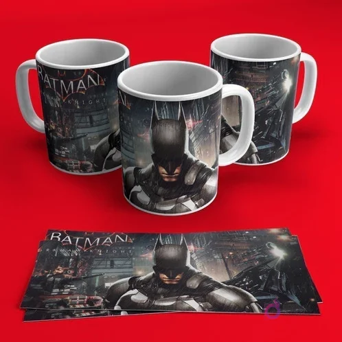 Tres tazas de cerámica blancas con diseño de Batman del videojuego Arkham Knight, mostrando al personaje en una pose heroica sobre un fondo oscuro de Gotham, con la plantilla extendida en el frente sobre un fondo rojo.