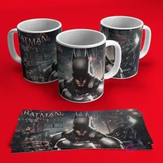 Tres tazas de cerámica blancas con diseño de Batman del videojuego Arkham Knight, mostrando al personaje en una pose heroica sobre un fondo oscuro de Gotham, con la plantilla extendida en el frente sobre un fondo rojo.