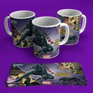 Tres tazas de cerámica blancas con diseño de Black Panther en estilo cómic, sobre un fondo púrpura con viñetas, con la plantilla de diseño extendida al frente sobre un fondo púrpura brillante.