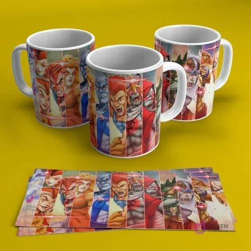 Tres tazas de cerámica blancas con diseños de los personajes clásicos de Thundercats, mostrando a Lion-O y su equipo en un estilo artístico vibrante, con la plantilla extendida al frente sobre un fondo amarillo brillante.