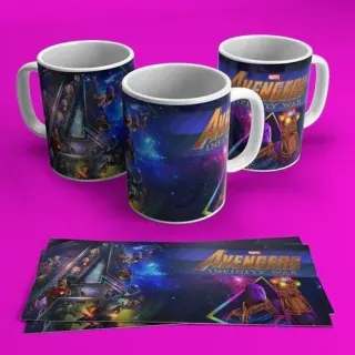Tres tazas de cerámica blancas con diseño de Avengers Infinity War, mostrando a varios héroes del equipo y Thanos con el Guantelete del Infinito, sobre un fondo espacial púrpura, con la plantilla extendida al frente sobre un fondo magenta.