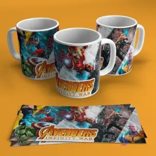 Tres tazas de cerámica blancas con diseño dinámico de Avengers Infinity War, presentando a Iron Man, Capitán América, Thor y Thanos, con la plantilla extendida al frente sobre un fondo naranja.