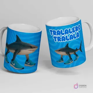 Taza blanca con diseño de un tiburón gris con zapatillas deportivas azules y el texto 'TRALALERO TRALALA' sobre un fondo azul ondulado.