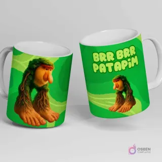 Taza blanca con diseño de un mico narigudo con larga melena y pies grandes, junto al texto 'BRR BRR PATAPIM' sobre un fondo verde con patrones.