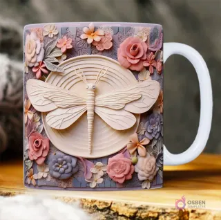 Libélula 3D con cuerpo de papel y alas delicadas, rodeada de flores rosas y lilas texturizadas.
