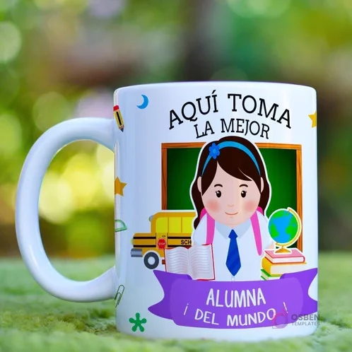 Taza de cerámica blanca con diseño sublimado de una alumna feliz con mochila y útiles escolares, rodeada de un autobús y libros, con la frase 'Aquí Toma La Mejor Alumna Del Mundo!' sobre un fondo de pizarrón.