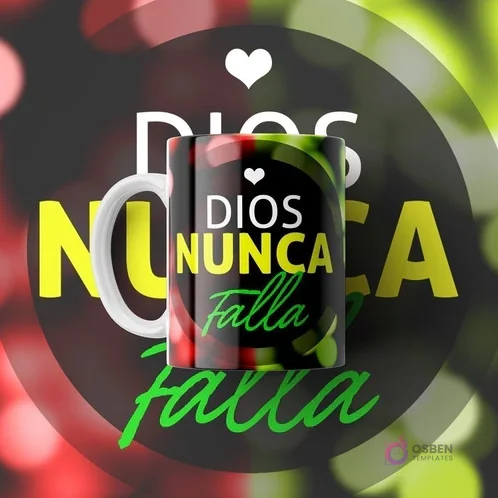 Taza cristiana negra con diseño 'Dios Nunca Falla' en letras amarillas y rojas, sobre un fondo bokeh vibrante.