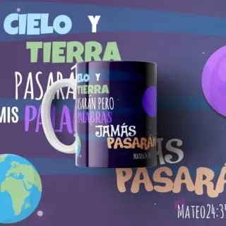 Taza cristiana morada con el versículo 'Cielo y Tierra Pasarán' de Mateo 24:35, en un fondo espacial con planetas.
