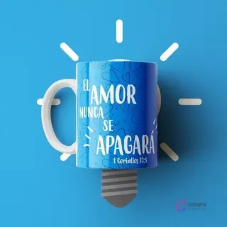Taza cristiana azul claro con la frase 'El Amor Nunca Se Apagará' de 1 Corintios 13:8, sobre una bombilla estilizada y brillante.