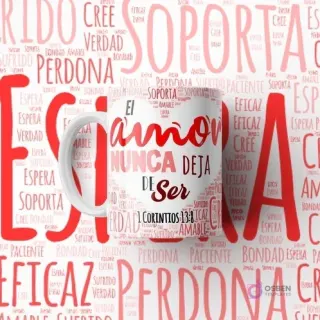 Taza cristiana blanca con el mensaje 'El Amor Nunca Deja De Ser' de 1 Corintios 13:8, rodeada de atributos del amor en tonos rojizos.