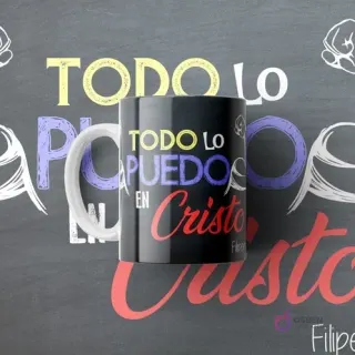 Taza cristiana negra con el versículo 'Todo Lo Puedo En Cristo' de Filipenses 4:13, con un diseño estilo pizarra y tiza.