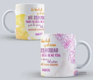 Taza sublimada con el mensaje "La bondad y el amor me seguirán todos los días de mi vida Salmos 23:6" sobre un delicado fondo floral en tonos amarillos y morados