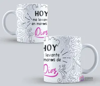 Taza sublimada con el mensaje "HOY me levanto en manos de Dios" con tipografía artística sobre un fondo blanco con patrones abstractos en gris