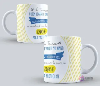 Taza sublimada con el mensaje "No Temas quien levante su mano para destruirte, se encontrará con la mano de Dios para protegerte" en tonos azules y amarillos con fondo de rayas