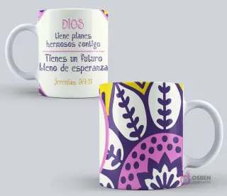 Taza sublimada con el mensaje "Dios tiene planes hermosos contigo. Tienes un futuro lleno de esperanza Jeremías 29:11" sobre un fondo con patrón floral abstracto morado