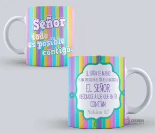 Taza sublimada con el mensaje "Señor todo es posible contigo." y "El Señor es bueno; es un refugio en el día de la angustia; El Señor reconoce a los que en Él confían. Nahúm 1:7" sobre un fondo de rayas verticales multicolor