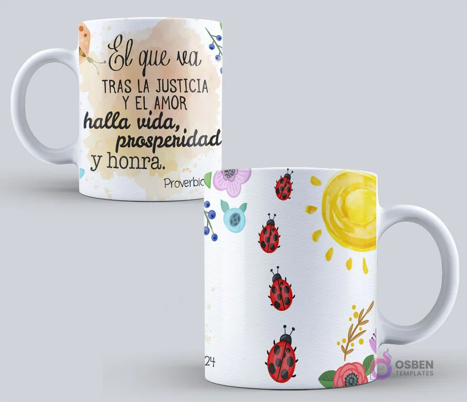 Taza sublimada con el mensaje "El que va tras la justicia y el amor halla vida, prosperidad y honra. Proverbios 21:21" sobre un fondo blanco adornado con mariquitas y flores pequeñas
