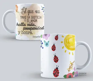 Taza sublimada con el mensaje "El que va tras la justicia y el amor halla vida, prosperidad y honra. Proverbios 21:21" sobre un fondo blanco adornado con mariquitas y flores pequeñas