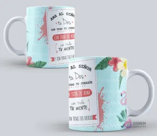 Taza sublimada con el mensaje "Ama al Señor tu Dios con todo tu corazón, con toda tu alma, con toda tu mente y con todas tus fuerzas" con un fondo azul claro de lunares y motivos tropicales como flamencos y hojas