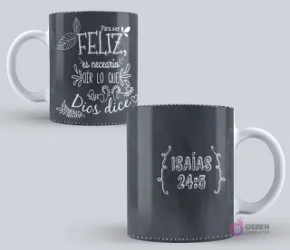 Taza sublimada con diseño de pizarra y el mensaje "Para ser FELIZ, es necesario oír lo que Dios dice Isaías 24:5" con letras en estilo tiza y adornos florales blancos