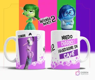 Taza de sublimación blanca con diseño de Temor de Intensamente 2, texto 'MIEDO DIARIO: ¡QUEDARME SIN CAFÉ!' en morado y blanco, fondo multicolor.