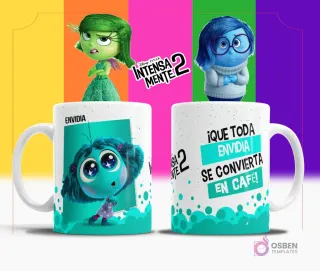Taza de sublimación blanca con diseño de Envidia de Intensamente 2, texto '¡QUE TODA ENVIDIA SE CONVIERTA EN CAFÉ!' en turquesa y blanco, fondo multicolor.
