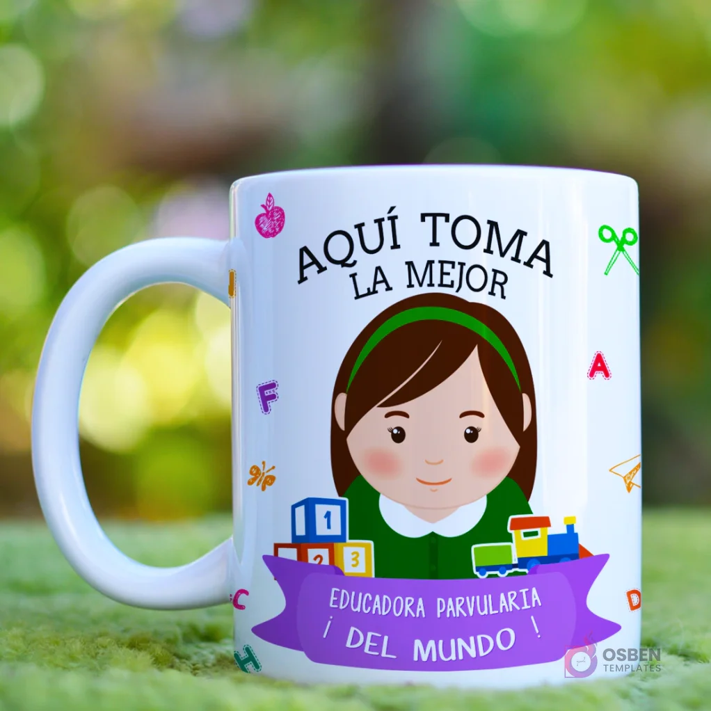 Taza blanca con diseño 'Aquí Toma La Mejor Educadora' y caricatura de educadora con cabello castaño claro, rodeada de letras y bloques de juguete, sobre fondo verde