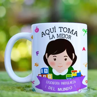 Taza blanca con la frase 'Aquí Toma La Mejor Educadora' y una ilustración de educadora con cabello rubio claro, con un entorno de objetos educativos y un fondo verde suave